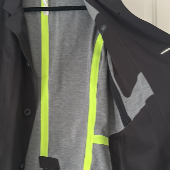 Lululemon Men’s Outer Blazer, black, with lightweight quilted sleeves - Picture 8 of 10